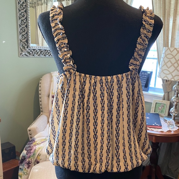 Adorable Collective Concepts Top - Picture 2 of 6